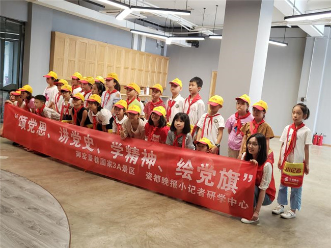 市古鎮(zhèn)公司黨總支開展“頌黨恩、講黨史、學(xué)精神、繪黨旗”主題活動