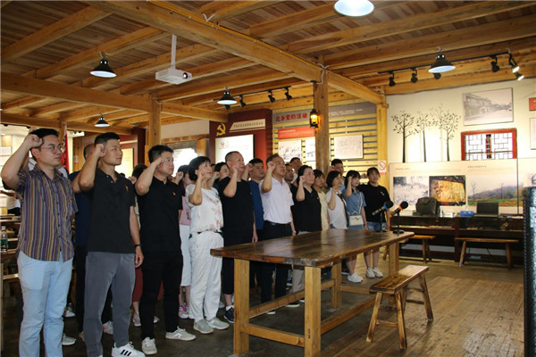 市古鎮(zhèn)投資公司黨總支、民進(jìn)景德鎮(zhèn)市文化支部聯(lián)合開展黨史學(xué)習(xí)教育“紅色走讀”實(shí)踐活動(dòng)