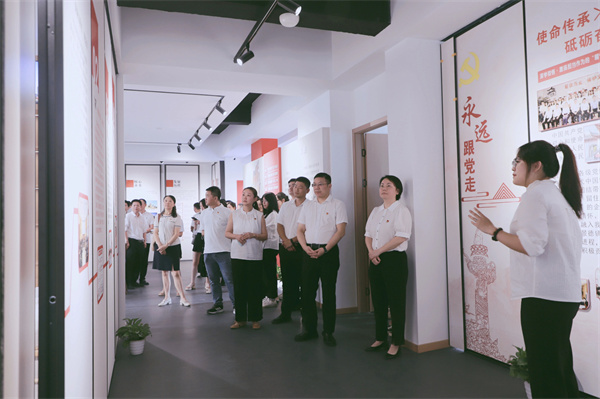 市古鎮(zhèn)投資公司黨委開展“黨建引領(lǐng)新征程，古鎮(zhèn)同心再出發(fā)”活動(dòng)